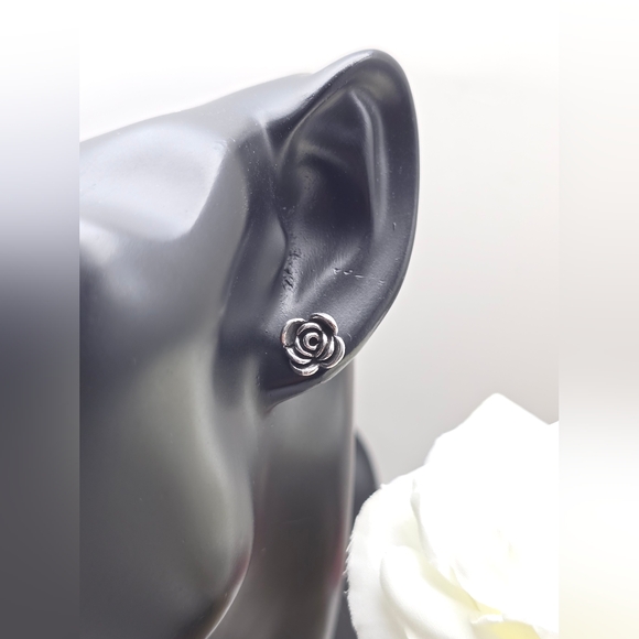 ❤️ MODERN ROSE STUD EARRINGS - Picture 2 of 10
